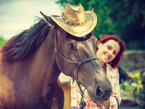 Spaß Mit Tieren Konzept Westernrothaarige Frau Umarmt Pferd Mit Cowboyhut — Stockfoto