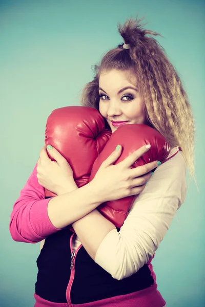 Divertente Carino Bionda Ragazza Pugile Femminile Con Grande Divertimento Guanti — Foto Stock