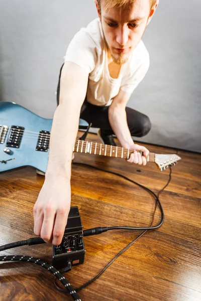 Hombre Con Instrumento Musical Instalando Efectos Caja Audio Guitarra Cables — Foto de Stock