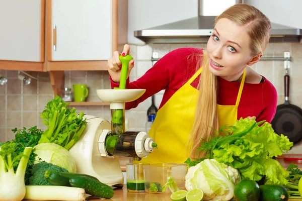 Pití Dobré Pro Zdraví Dietní Snídaně Koncept Mladá Žena Kuchyni — Stock fotografie