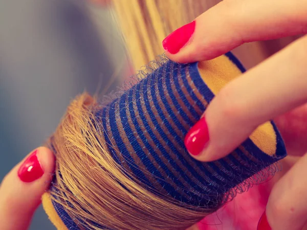 Mulher Curling Seu Cabelo Usando Rolos — Fotografia de Stock