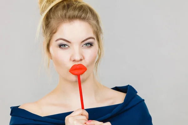 Mulher Engraçada Segurando Grandes Lábios Vermelhos Pau Jovem Loira Pronta — Fotografia de Stock