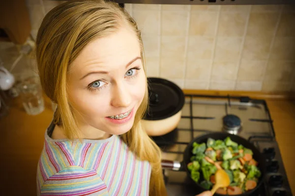 Mulher Cozinha Cozinhar Fritar Legumes Congelados Panela Degustação Menina Fritando — Fotografia de Stock