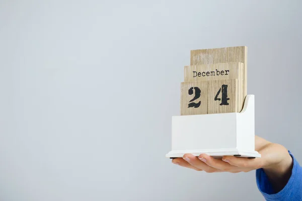 Mano Mujer Sosteniendo Calendario Madera Con Fecha Navidad Diciembre Concepto —  Fotos de Stock