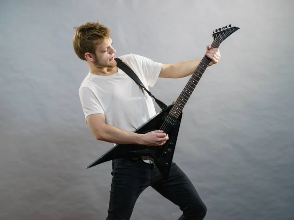 男は音楽趣味に情熱を傾け 感情的にエレキギターを演奏する — ストック写真