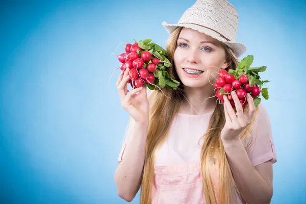 Chica Pelo Largo Rubia Adolescente Positiva Que Usa Ropa Verano — Foto de Stock