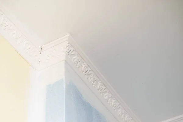 Decorative White Cornice Blue Yellow Wall Home Room Decor Design — Stock Photo, Image