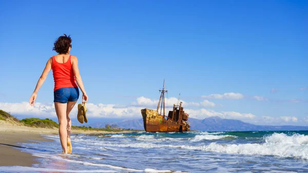 Libertà Viaggio Donna Turista Matura Che Cammina Sulla Spiaggia Godendo — Foto Stock