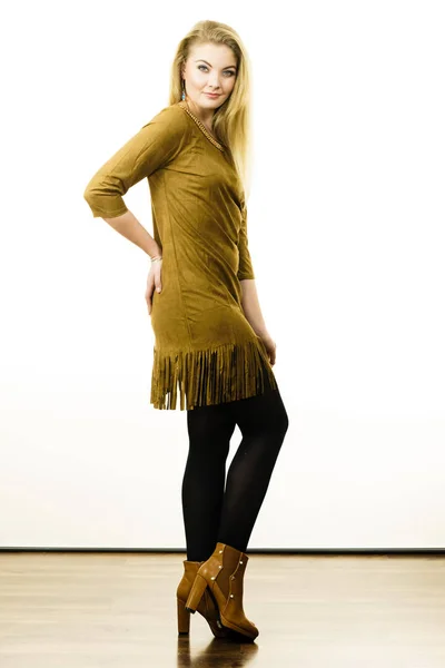 Femme Mode Portant Longue Robe Vintage Kaki Leggings Noirs Bottes — Photo