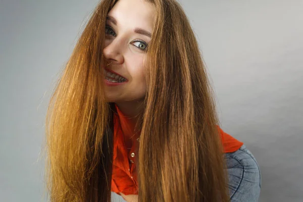 長い茶色の髪をした幸せな正の女性は彼女の健康的な髪型を提示します ヘアケアのコンセプト — ストック写真