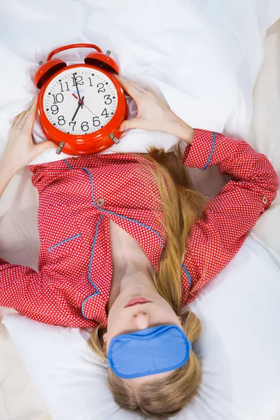 Dormindo Jovem Mulher Vestindo Bonito Pijama Rosa Segurando Grande Relógio — Fotografia de Stock