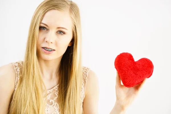 Triste Mujer Solitaria Estando Sola Sosteniendo Forma Del Corazón Rojo — Foto de Stock