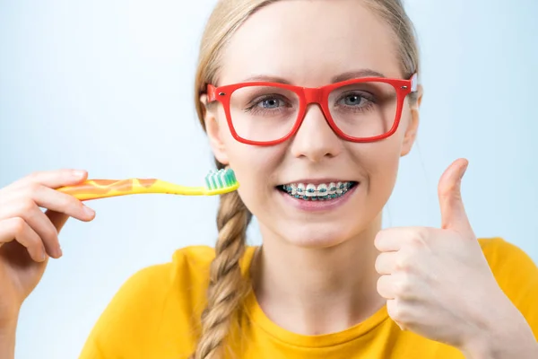 Concept Dentiste Orthodontiste Jeune Femme Souriante Nettoyage Brossage Des Dents — Photo