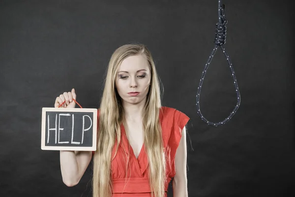Mulher Magra Suicida Que Tem Ajuda Assina Placa Escura Lado — Fotografia de Stock
