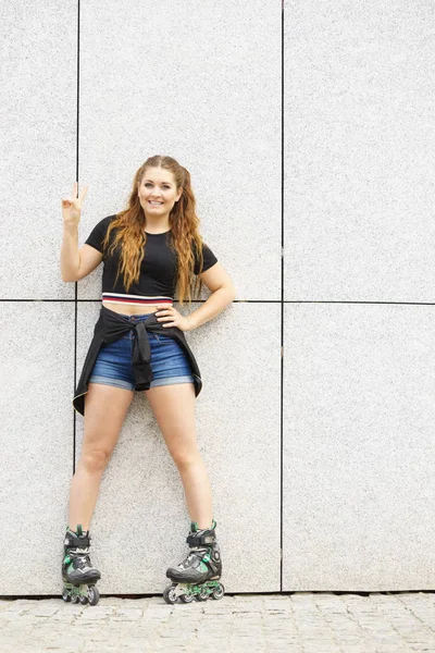 Jovem Feliz Usando Patins Cidade Feminino Sendo Esportivo Divertindo Durante — Fotografia de Stock