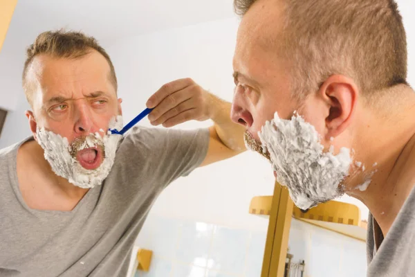 Muž Spoustou Pěny Holení Obličeji Stojící Koupelně Dívající Zrcadla Holící — Stock fotografie