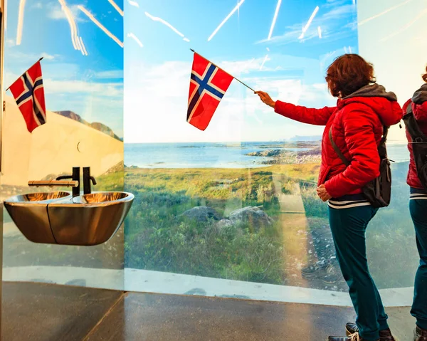 Norveç Bayrağına Sahip Turist Kadın Norveç Vesteralen Takımadasındaki Andoya Adası — Stok fotoğraf