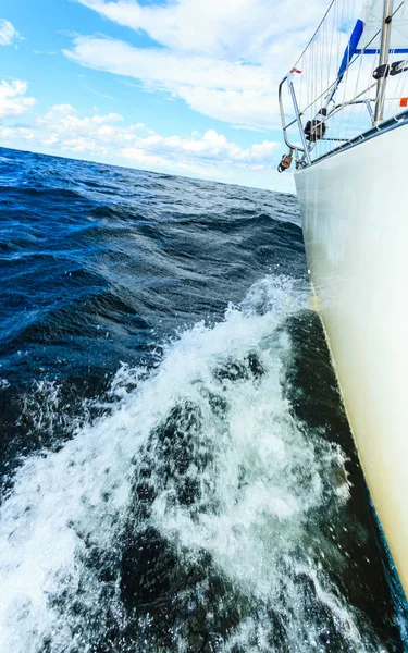 帆のボートにヨットの船尾ショット海の水をはね弓 スポーツ交通の概念 — ストック写真