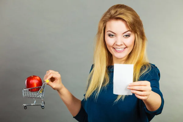 Mulher Feliz Segurando Cesta Compras Com Frutas Olhando Para Recibo — Fotografia de Stock