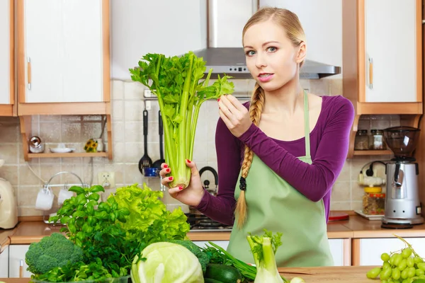 Kvinne Kjøkkenet Med Mange Grønne Bladgrønnsaker Ferske Produkter Bordet Ung – stockfoto