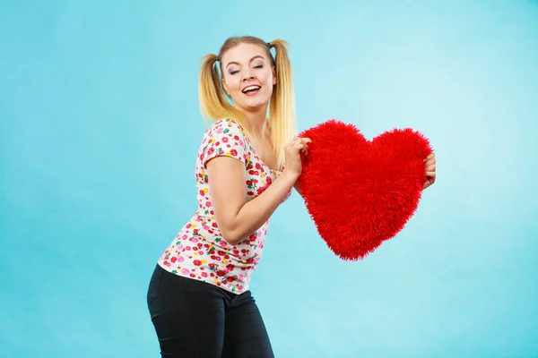 Glückliche Teenagerin Mit Herzförmigem Kissen Valentinstag Geschenkideen Konzept — Stockfoto
