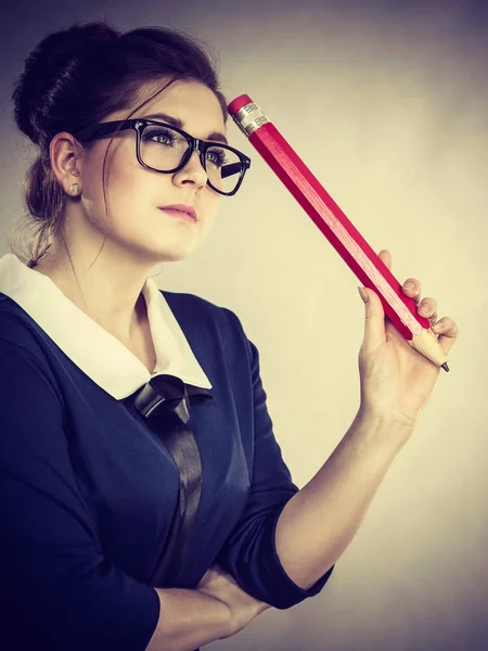 Studente Cercando Donna Indossa Occhiali Nerd Possesso Grandi Matita Sovradimensionato — Foto Stock