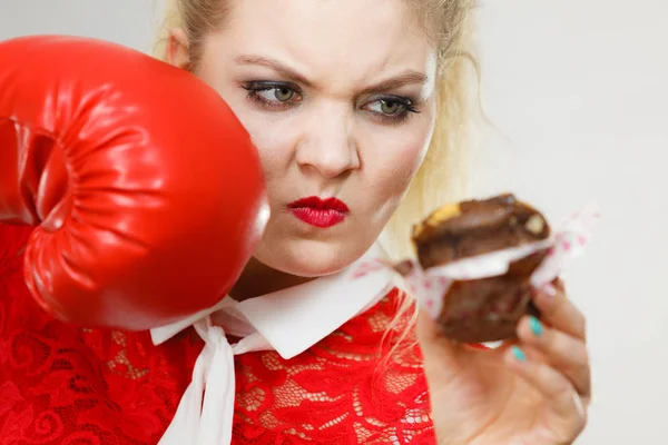 그녀의 습관과 싸우는 다이어트에 글러브 달콤한 디저트 초콜릿 — 스톡 사진