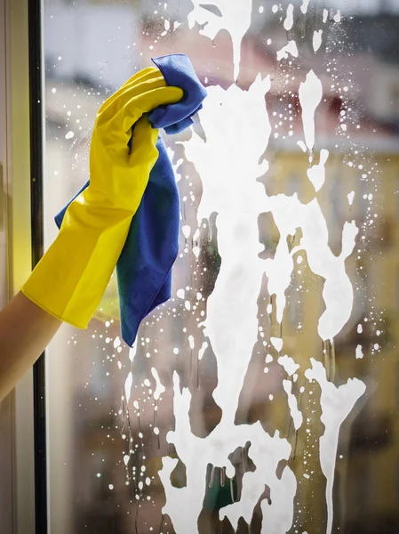 Mano Femenina Guantes Amarillos Limpiando Cristal Ventana Con Trapo Detergente —  Fotos de Stock