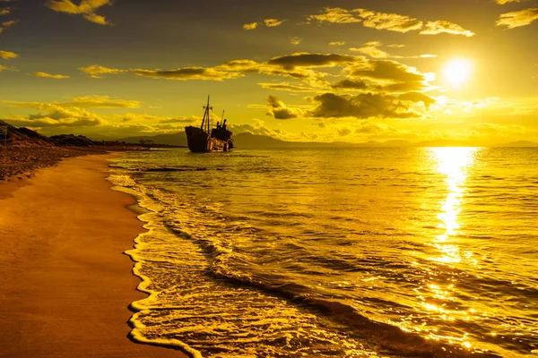 Een Oud Verlaten Scheepswrak Vernielde Boot Gezonken Schip Staat Aan — Stockfoto