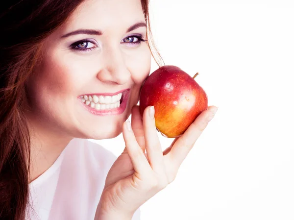 女性の顔に近く 笑みを浮かべて 白に隔離された手の中に赤いリンゴの果物を保持 健康的な食事 高繊維食の概念 — ストック写真