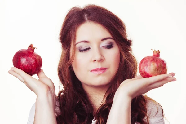 Brunetka Dziewczynka Kobieta Trzymając Owoce Granatu Ręce Biały Zdrowe Odżywianie — Zdjęcie stockowe