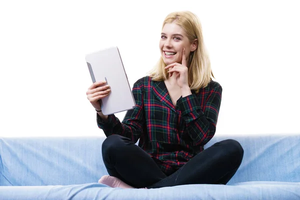 Junge Teenagerin Nutzt Tablet Während Sie Auf Dem Sofa Sitzt — Stockfoto