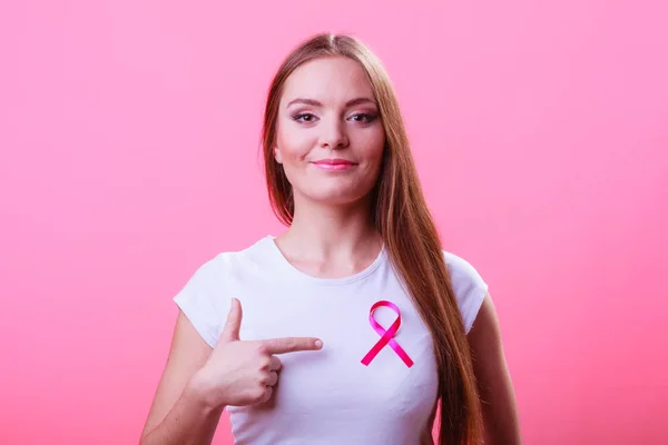 女人王氏粉红色癌症织带在胸前 医药和乳房癌认识概念 工作室拍摄 粉红色浅红色背景 — 图库照片
