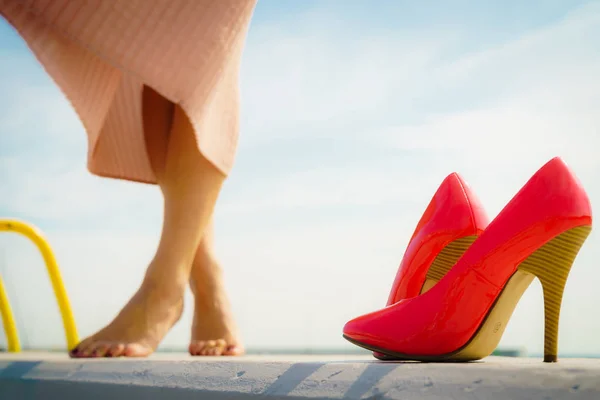 Мода Обувь Красный Высокий Каблук Классические Туфли Открытом Воздухе Солнечный — стоковое фото