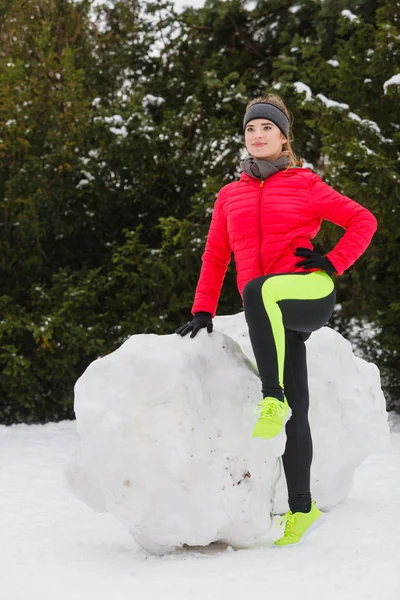 户外运动 运动服创意 冬天穿着保暖运动服的女人在外面锻炼 一边做雪人一边玩乐 — 图库照片