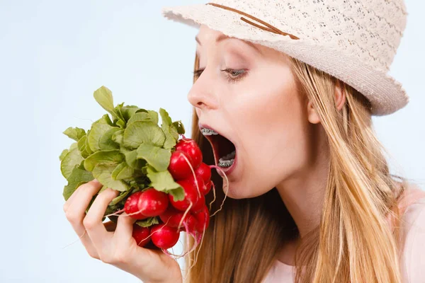 Engraçado Jovem Prestes Morder Rabanete Delicioso Vermelho Conceito Legumes Verão — Fotografia de Stock