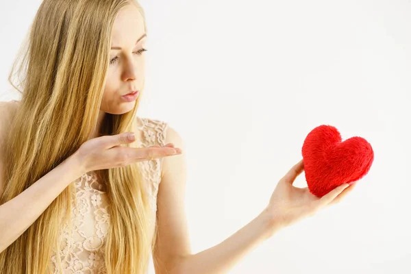 Unga Tonåriga Kvinna Kärlek Blåser Lilla Hjärta Formad Kudde Att — Stockfoto