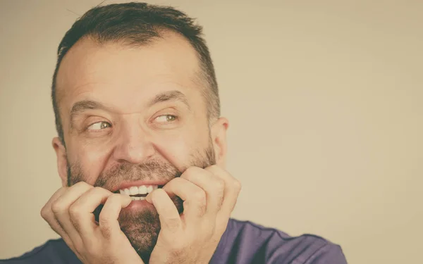 Homem Adulto Sendo Assustado Aterrorizado Mordendo Unhas Tendo Fobia Vendo — Fotografia de Stock