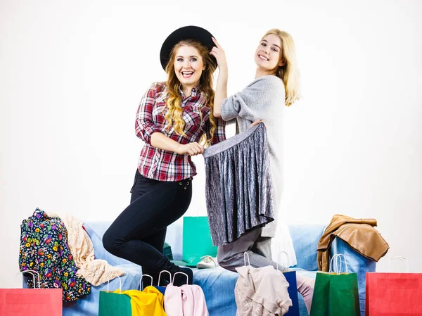 Duas Mulheres Alegres Felizes Divertindo Depois Fazer Compras Escolhendo Roupas — Fotografia de Stock