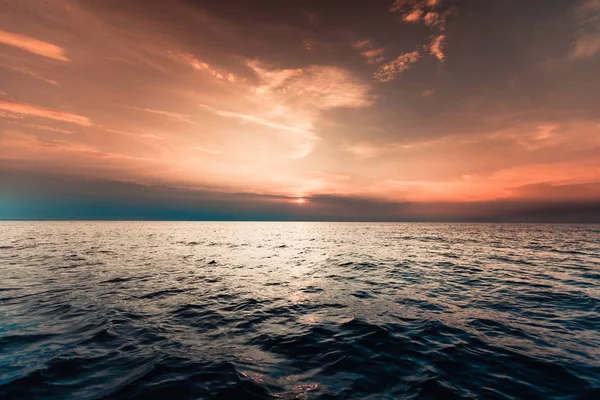 Πολύχρωμο Ηλιοβασίλεμα Πάνω Από Τον Ορίζοντα Της Θάλασσας Σύννεφα Ουρανό — Φωτογραφία Αρχείου