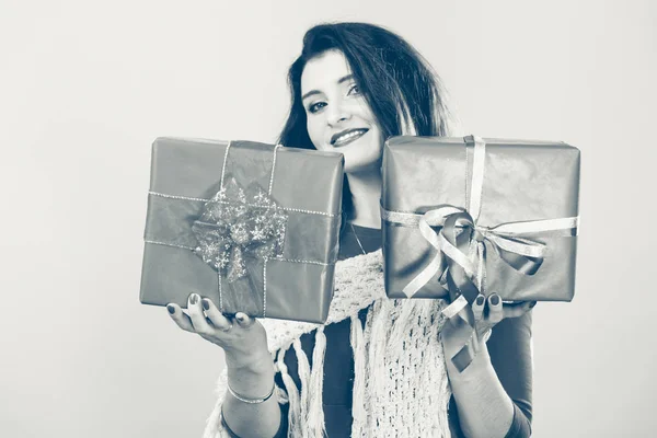 Νεαρή Γυναίκα Κρατώντας Παρουσιάζει Δύο Κουτιά Δώρου Κορδέλα Χριστούγεννα Σεζόν — Φωτογραφία Αρχείου