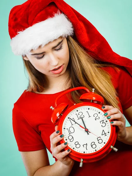 クリスマス 季節衣類 クリスマスの時間の概念 悲しい女性が大きな赤い時計を保持しているサンタ クロース ヘルパー衣装を着てお祝い待って — ストック写真