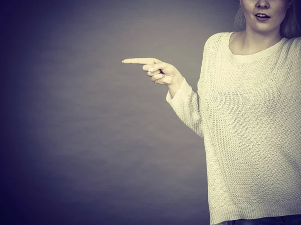 Mujer Irreconocible Con Jersey Largo Blanco Apuntando Algo Con Dedo — Foto de Stock