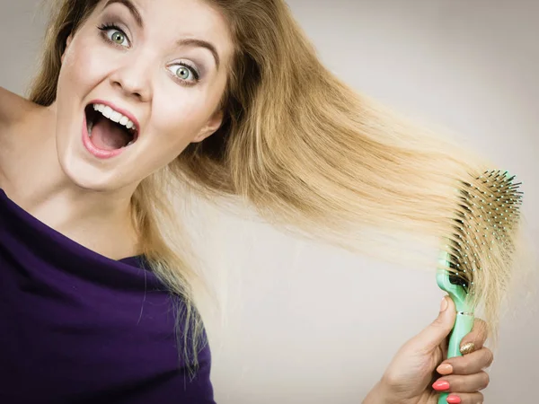 Mujer Feliz Peinándose Pelo Con Cepillo Joven Hembra Sonriente Con —  Fotos de Stock