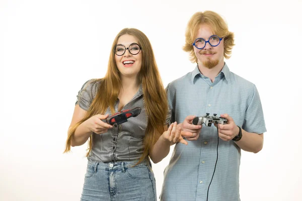 Boldog Pár Együtt Szórakozik Videojátékokkal Stúdió Lövés Elszigetelt — Stock Fotó