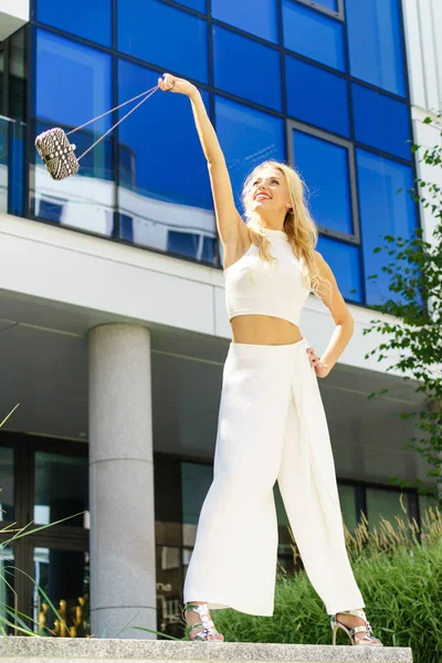 Vrolijke Vrouwelijke Mode Model Presenteren Casual Elegante Outfit Vrouw Houden — Stockfoto