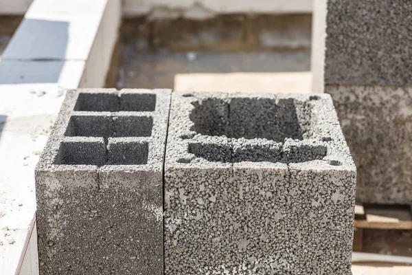 关闭灰色的气砖与孔 工业建筑工地概念 — 图库照片