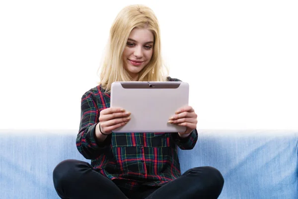 Junge Teenagerin Nutzt Tablet Während Sie Auf Dem Sofa Sitzt — Stockfoto