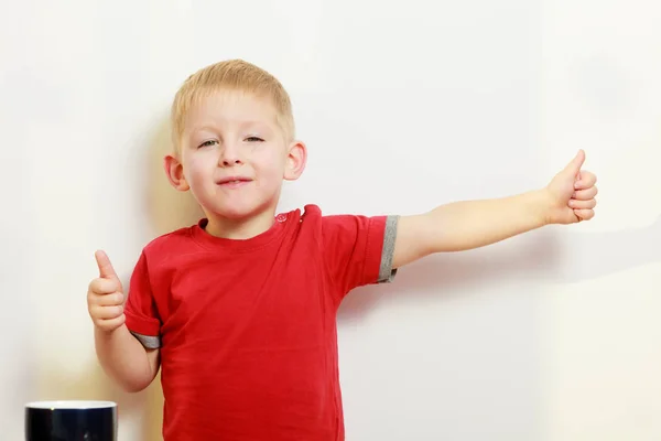 孩子的想象力和手势概念 小男孩玩玩乐 显示大拇指手势 — 图库照片