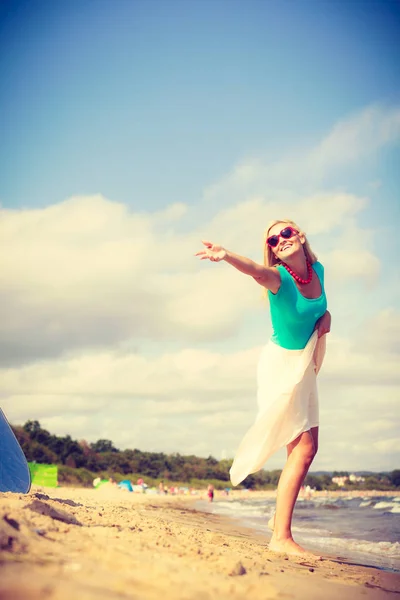 Sahilde Yürüyüş Having Fun Yaz Aylarında Uzun Romantik Elbise Giyen — Stok fotoğraf